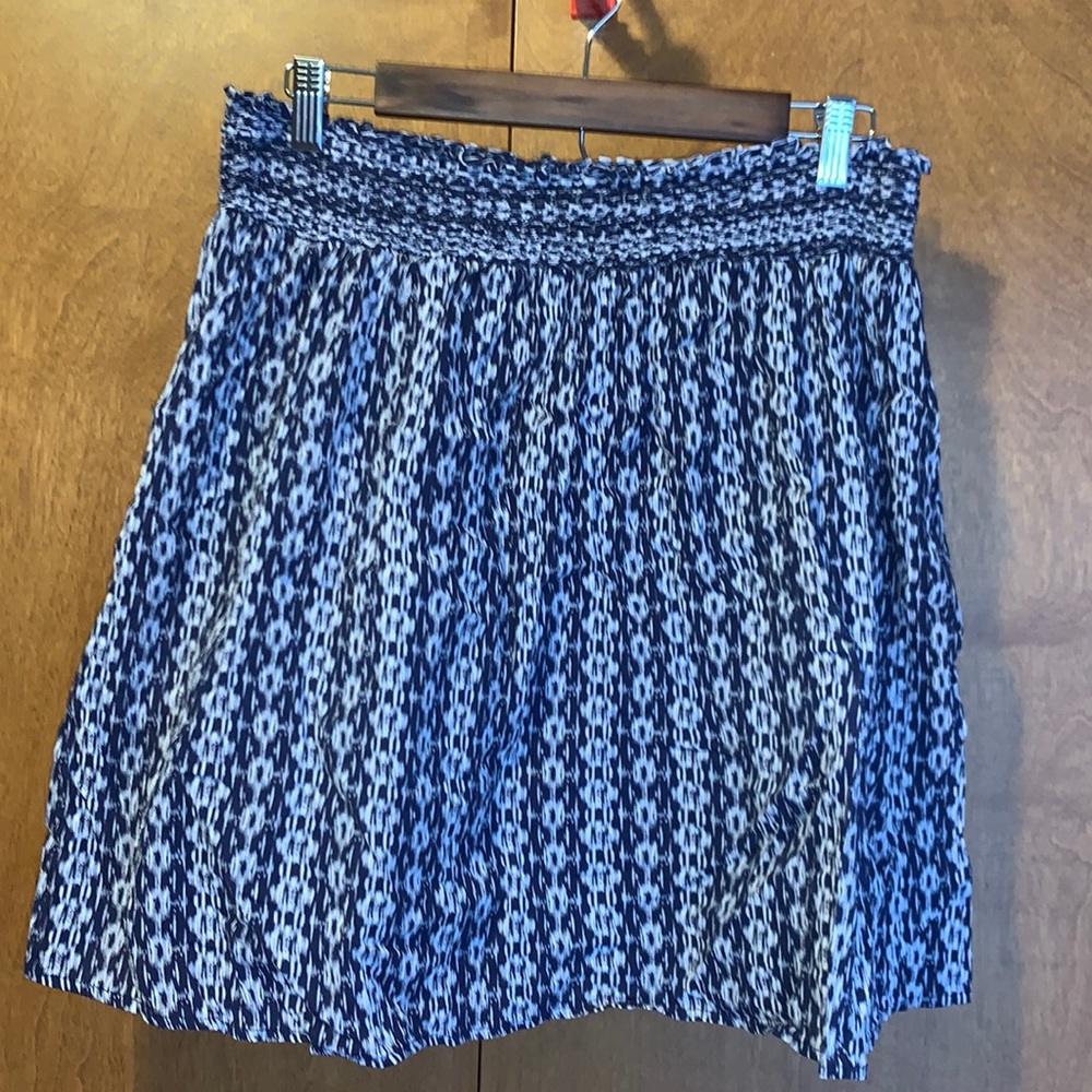 EUC Women’s navy/white patterned skirt - size L (12/14)